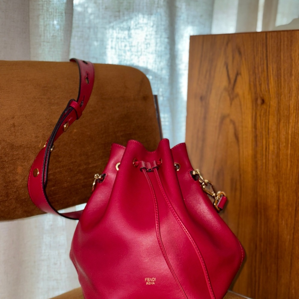 Red Fendi Montrezzo leather shoulder bucket bag in red